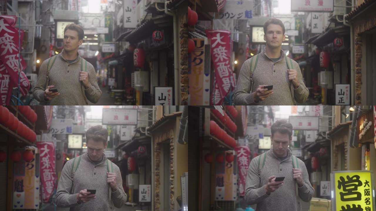 游客在大阪道顿博里使用智能手机寻找位置