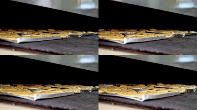 生产糖果产品。自动传送带上的蛋糕，工厂烘烤过程