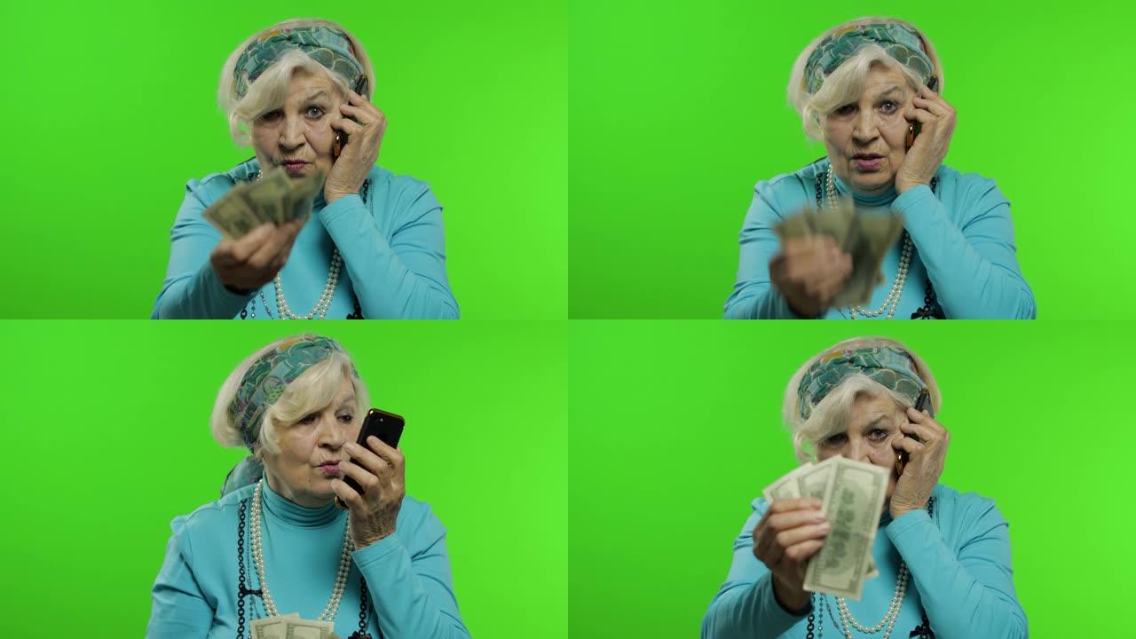 白人老奶奶带着钞票在手机上聊天