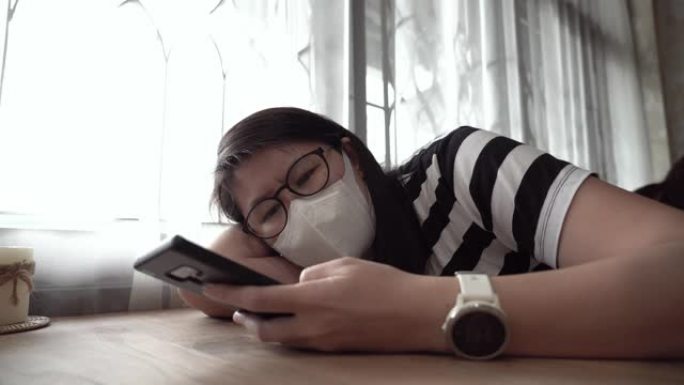 女人在新型冠状病毒肺炎病毒检疫上网时感到无聊。