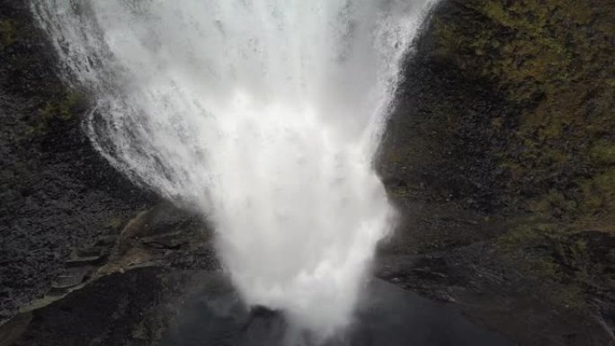 冰岛高地的海福斯瀑布，鸟瞰图。Landmannalaugar峡谷瀑布的戏剧性景观。未分级DJI D-