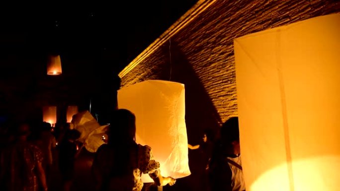 洛伊·克拉通节。身份不明的男人和女人每年都会在泰国Lamphun点燃纸制的漂浮气球。
