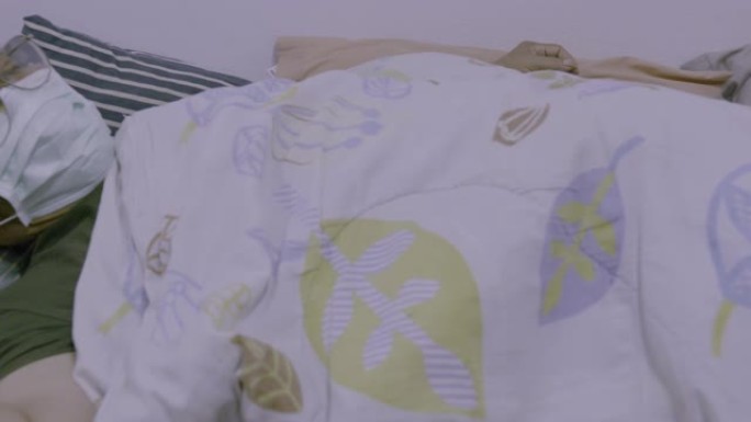 亚洲高级男子患者的场景a在家躺在床上休息，保护新型冠状病毒肺炎或冠状病毒