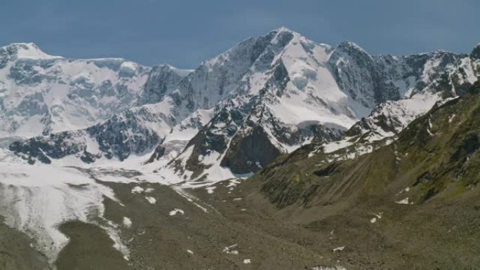 光荣的高山全景，白雪皑皑的白色Belukha山高耸在Akkem冰川上方