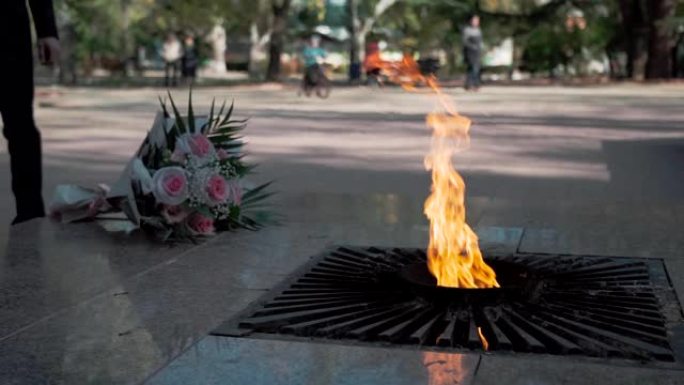 永恒的火焰在纪念碑附近慢镜头地燃烧着