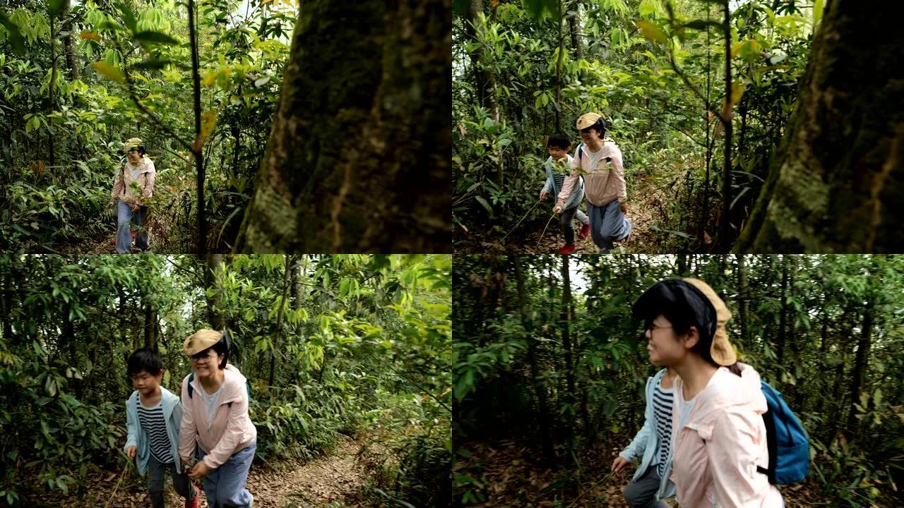 母子在森林里徒步旅行