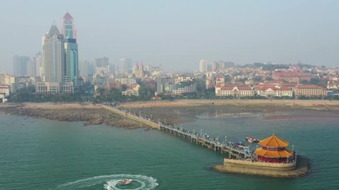 日落时间青岛市著名海滩海湾宝塔拥挤码头空中全景4k中国