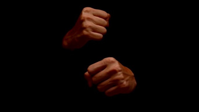 男性双手在黑色背景上显示出孤立的手势