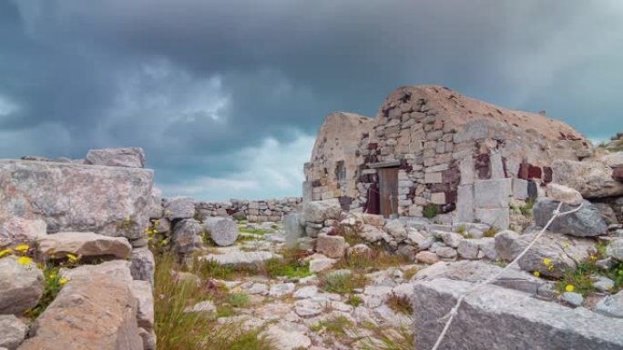 白天风暴天空圣托里尼岛旧石屋顶部全景4k延时希腊