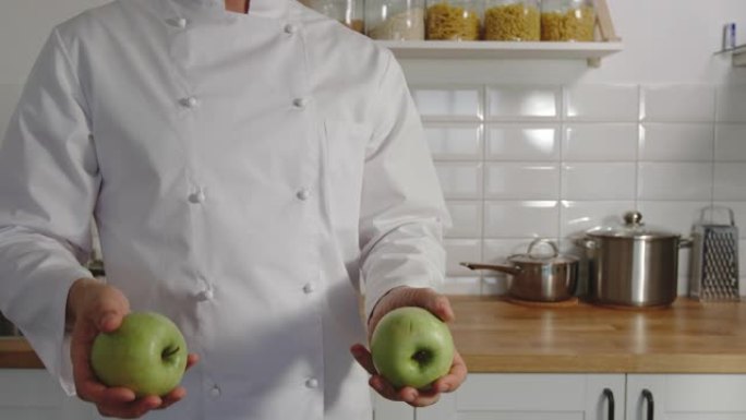 慢动作: 炊具在厨房里摆弄青苹果