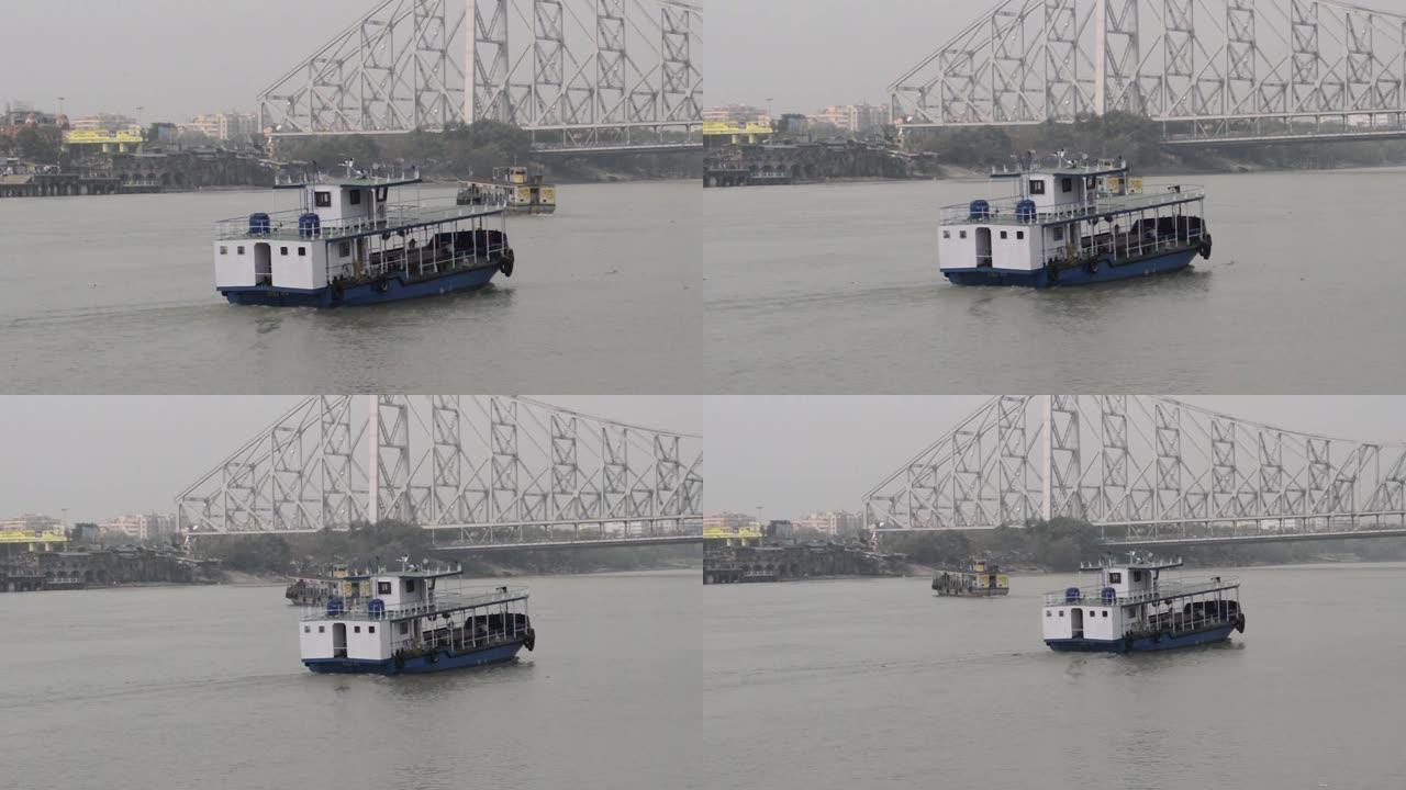 西孟加拉邦航运地面运输公司 (WBSTC) 在连接加尔各答和豪拉市的恒河上运送客轮服务站的船只。