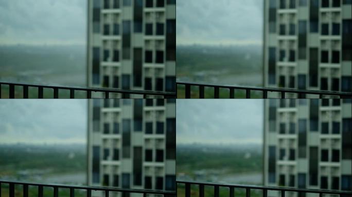 大雨落在带公寓和高速公路景观的小阳台露台上