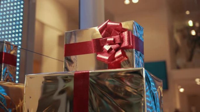 金色带红丝带的礼品盒正在等待主人，包装惊喜