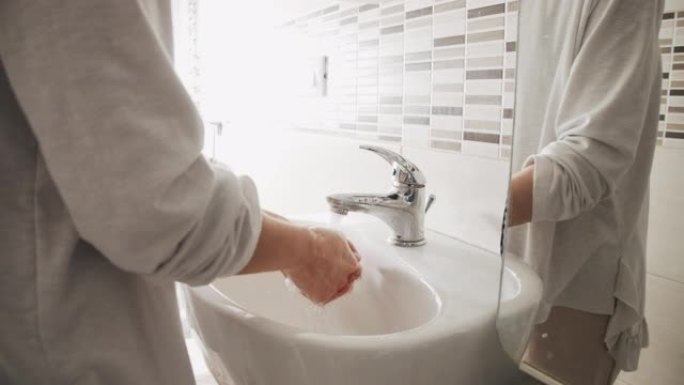 女人在浴室洗手的慢动作视频