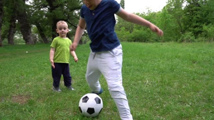 慢动作小男孩踢足球