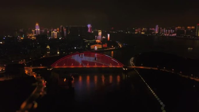 夜间照明武汉市著名交通桥梁河畔航空全景4k倾斜换挡中国