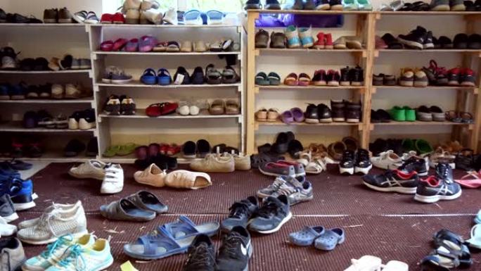 地板和架子上有大群不同的鞋子