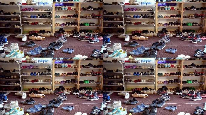 地板和架子上有大群不同的鞋子