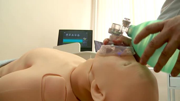 医学院校学生在人体模型上的人工呼吸训练