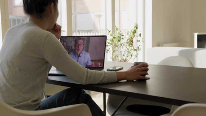 商业伙伴使用笔记本电脑进行视频通话的在线会议。