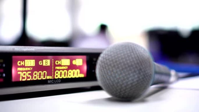 用于扬声器语音的麦克风，带数字射频收发器或发射器，用于显示频谱显示会议厅或会议室中的无线麦克风接收器