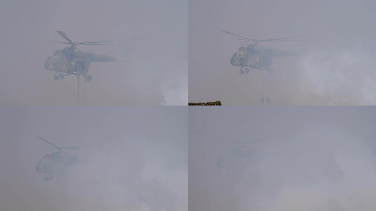 空降部队从一架军用Mi17直升机的后挡板上下来