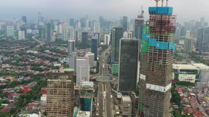 雅加达市阴天市中心交通主街喷泉广场空中全景4k印度尼西亚