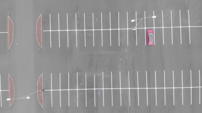 空停车场与寂寞红色车的航拍画面