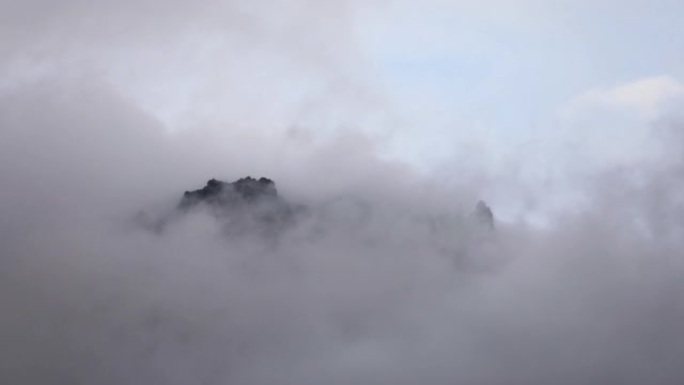 雾气和雾气掠过冰岛险恶的岩层和山脉