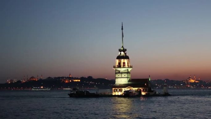 土耳其伊斯坦布尔黄金时段的少女塔
