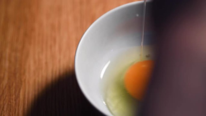 打破鸡蛋美食蛋制品碗