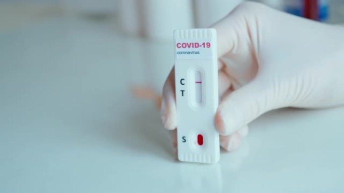 护士用快速血液测试进行新型冠状病毒肺炎分析，放在桌子上