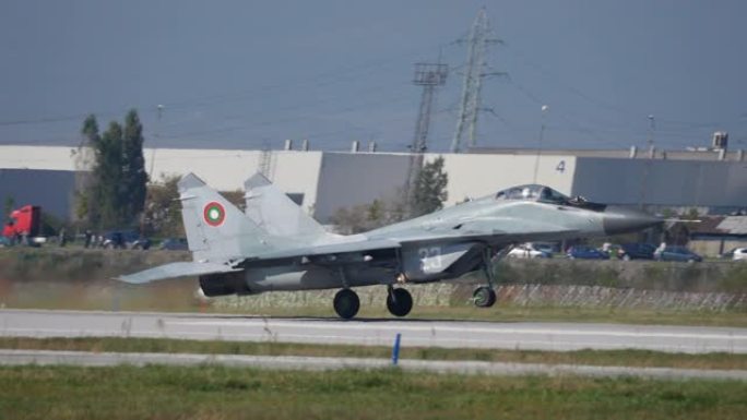 Radev将军驾驶的MiG-29支点在索非亚航展上令人难以置信的触碰