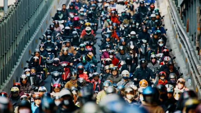 台湾早上尖峰时刻摩托车驶下台北大桥