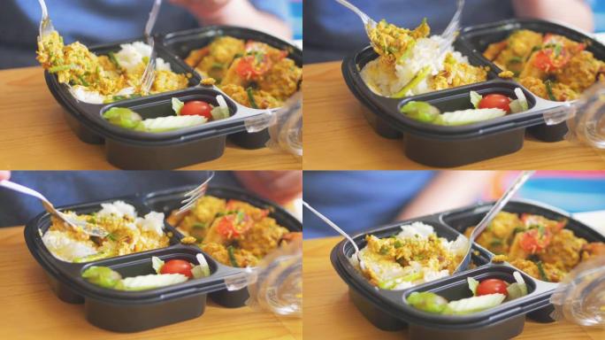 在家午餐盒里吃泰国海鲜咖喱米饭，送货理念。
