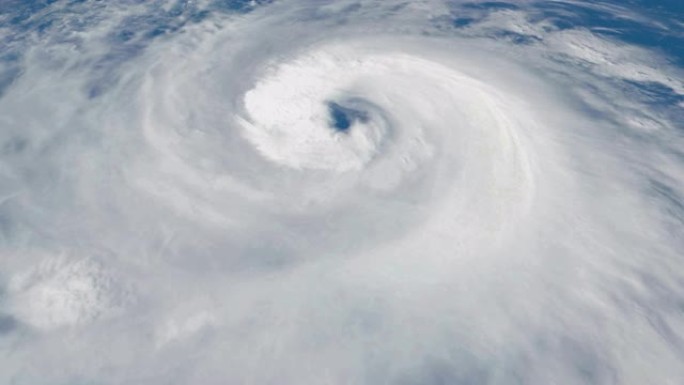 聚焦于旋转的飓风眼的卫星视图-无缝循环