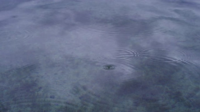 雨滴落在平静的湖上