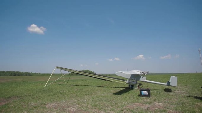 用于军事飞行操作的军用无人飞行器。商用空中侦察机。飞行前检查无人机的主要部件。无人机准备乘坐弹射器起