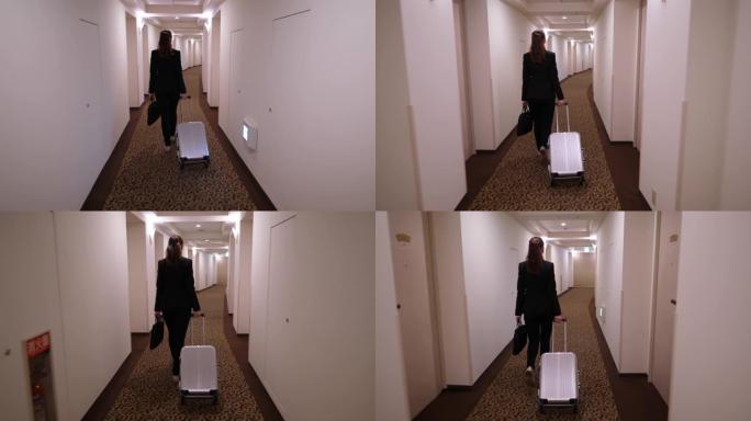 女商人沿着酒店通道走进房间，摄影相机跟在后面
