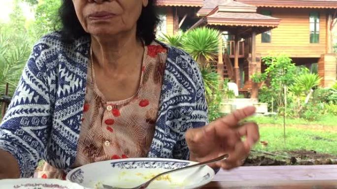 亚洲泰国老妇在家吃米饭
