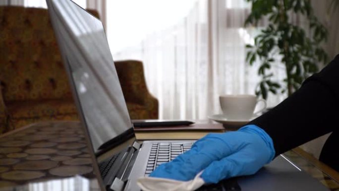 妇女清洁计算机，消毒以防止细菌和细菌感染