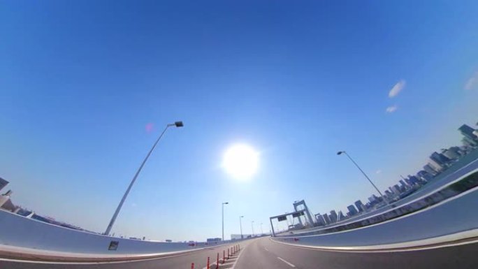 在高速公路上行驶/蓝天/阳光/宽阔/彩虹桥