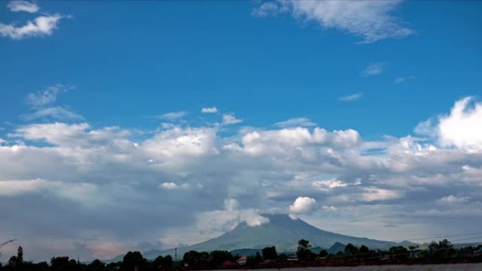 尼拉贡戈火山蒸汽和气体羽流时间在日落之前