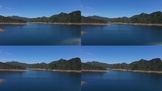 晴朗天空下的蓝色湖泊
