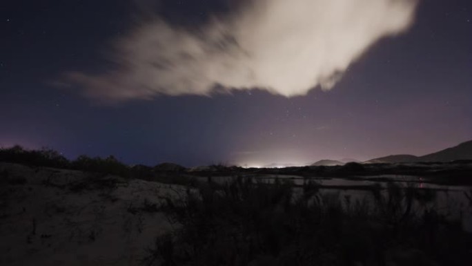 延时-在 “joaquina” 沙丘上有星星的夜晚