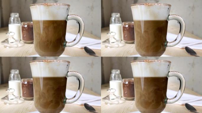 杯中混合有黑咖啡的牛奶漩涡