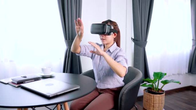 美丽的女人触摸空气玩游戏期间设备虚拟现实 (VR) 耳机眼镜体验，未来技术和娱乐概念。