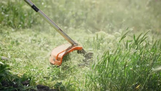 园丁割草时关闭电动割灌机工具