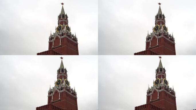莫斯科克里姆林宫的塔楼与灰蒙蒙的天空