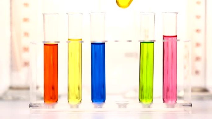 实验室试管中的有色液体